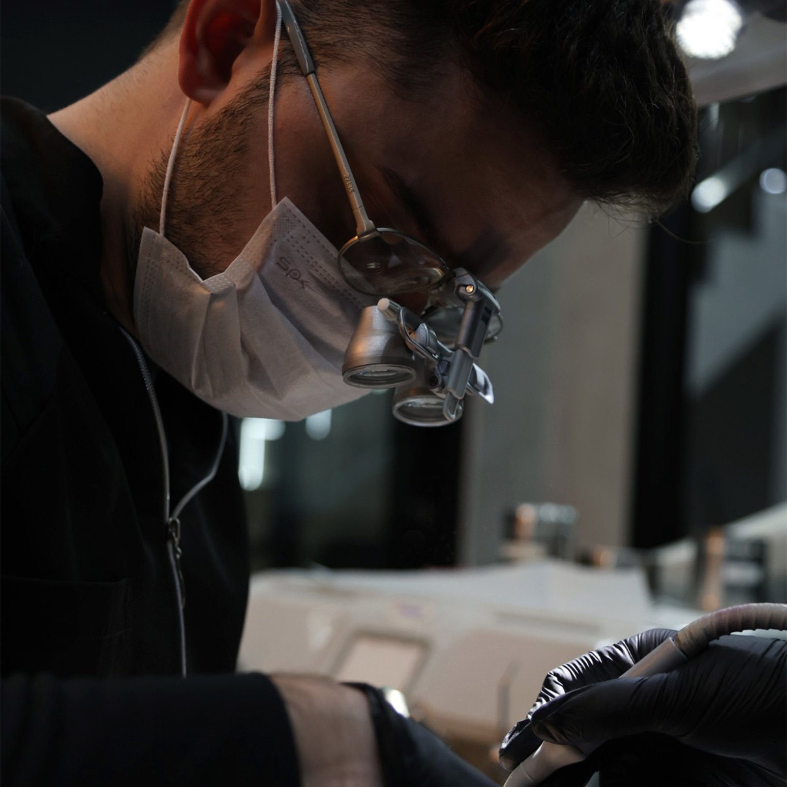 Dr. Alessander durante um procedimento odontológico